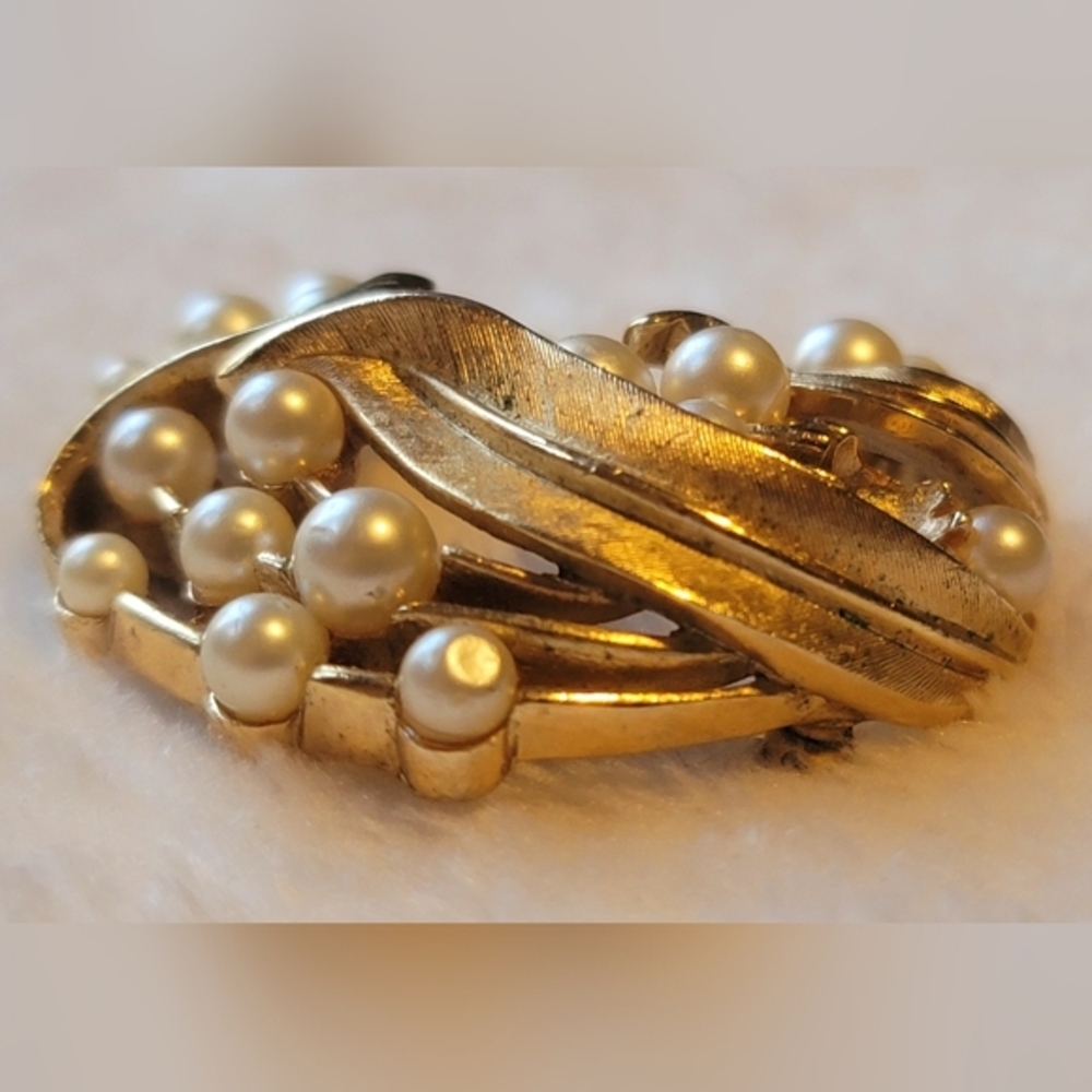 Vintage TRIFARI Gold Tone Faux Pearl Floral Leaf‎ Brooch/Pin - Picture 5 of 12